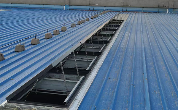 某城市大型商业综合体中庭贵南排烟窗工程