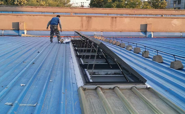 某区域性物流仓储中心贵南排烟窗系统安装项目